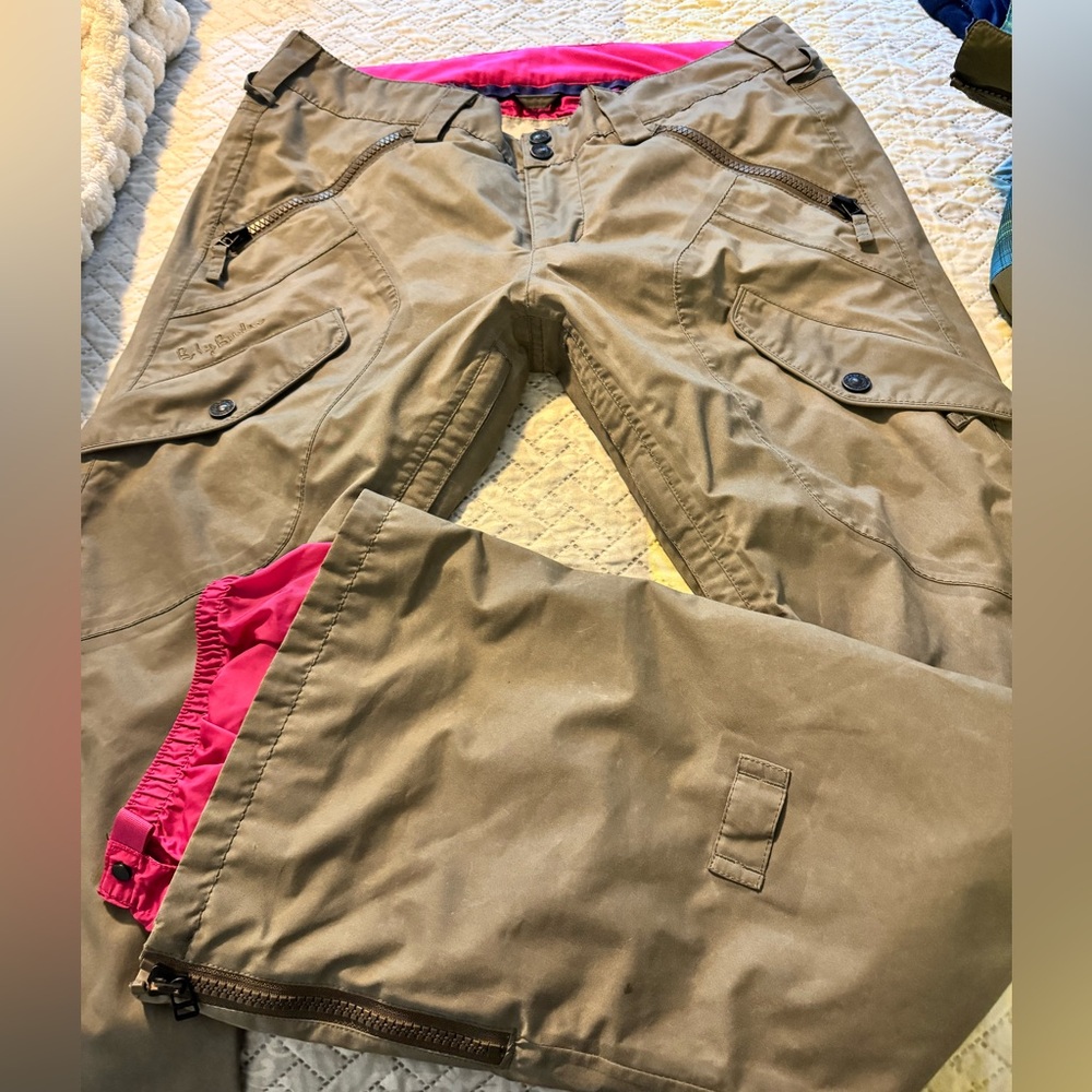 Women’s Size Large Burton snow pants.